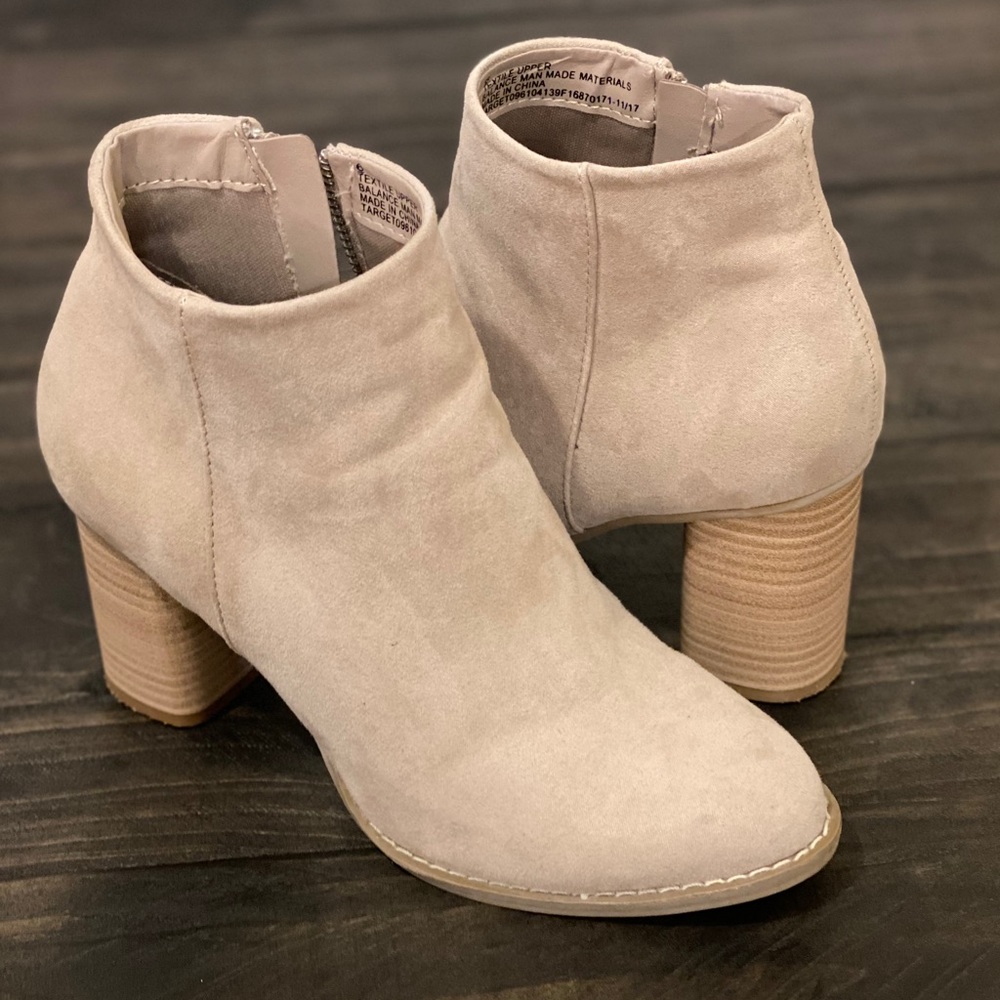 Women’s DV cream booties size 6